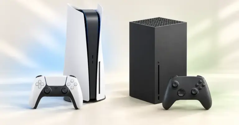 PS5:tä ja Xbox Series X:ää muistuttavat pelikonsolit ohjaimineen rinnakkain vaalealla taustalla.